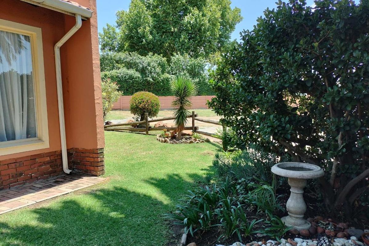 Discover Tranquil Living in Alan Manor's Renovated Gem!" - Photo 4