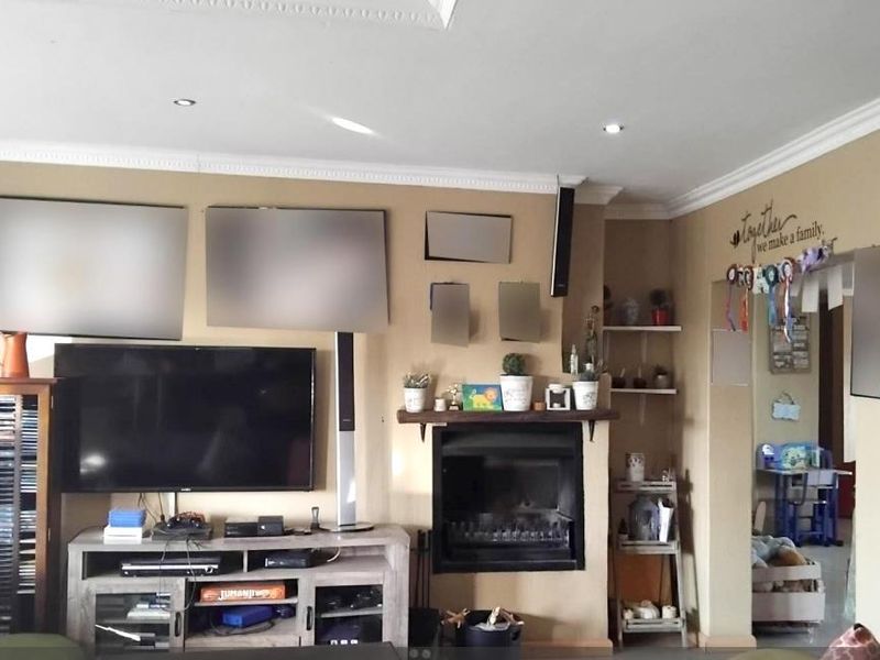 For Sale: Spacious Family Farmhouse - Photo 4