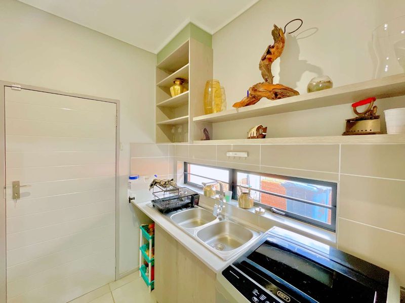 **Modern 4-Bedroom Townhouse in Amberfield - Prime Location Near Amberfield College, Shopping Centers, and Highway Access** - Photo 9