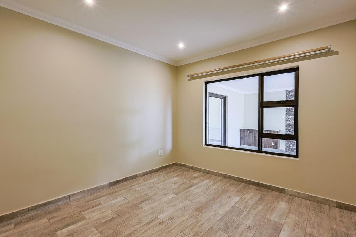 Stunning Modern 4 Bedroom, 2.5 Bathroom Home for Rent - Photo 4