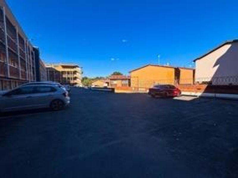 2 Bedroom Spacious Upstairs Unit For Sale. - Photo 6