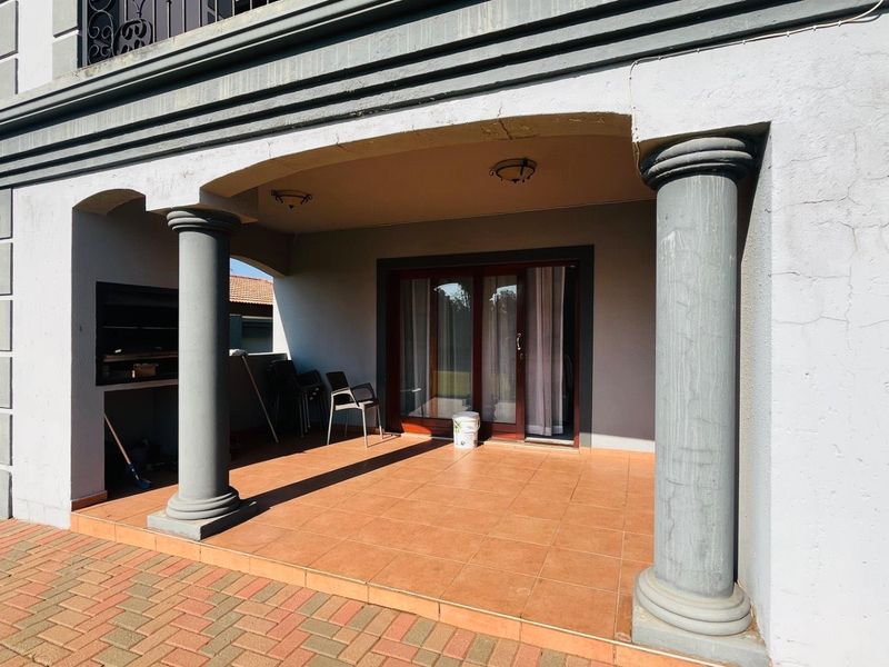 Beautiful family home in secure lifestyle estate - Photo 3