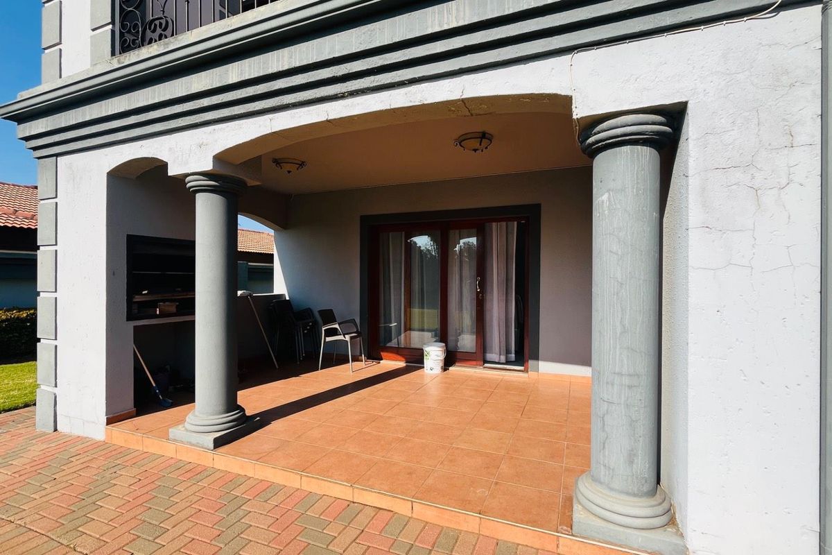 Beautiful family home in secure lifestyle estate - Photo 3