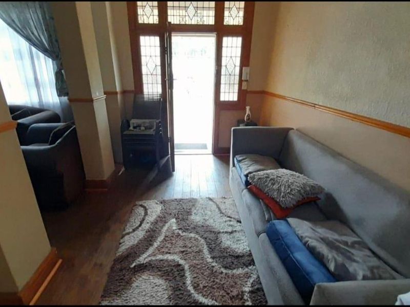 Spacious 3-Bedroom Home with 3 Income-Generating Cottages - Photo 4
