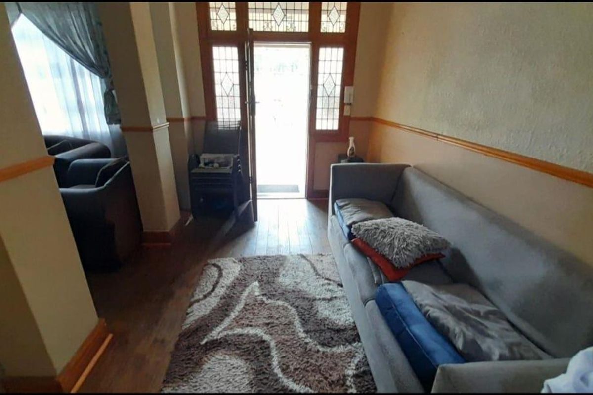 Spacious 3-Bedroom Home with 3 Income-Generating Cottages - Photo 4