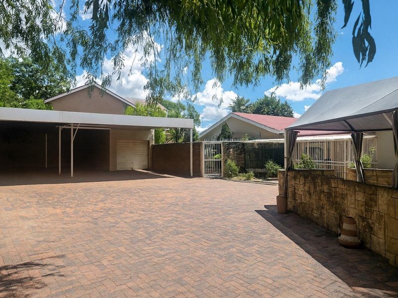 Spacious Family Home with Great Potential - Photo 3