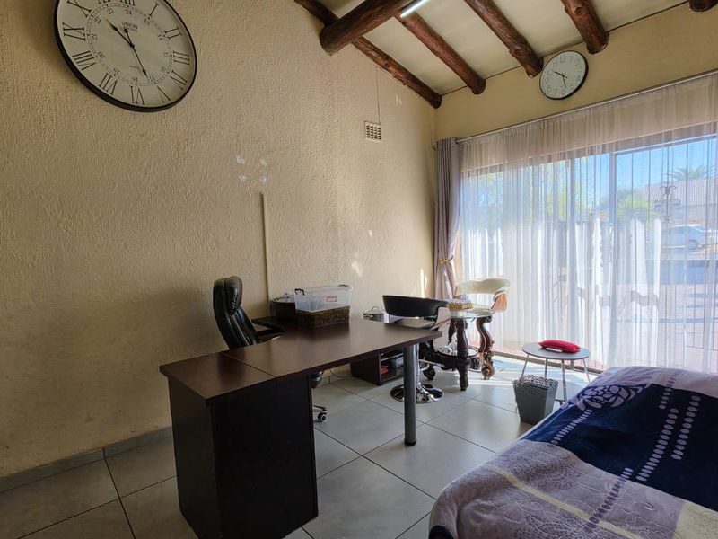 4 Bedroom House for Sale in Brackendowns - Photo 8