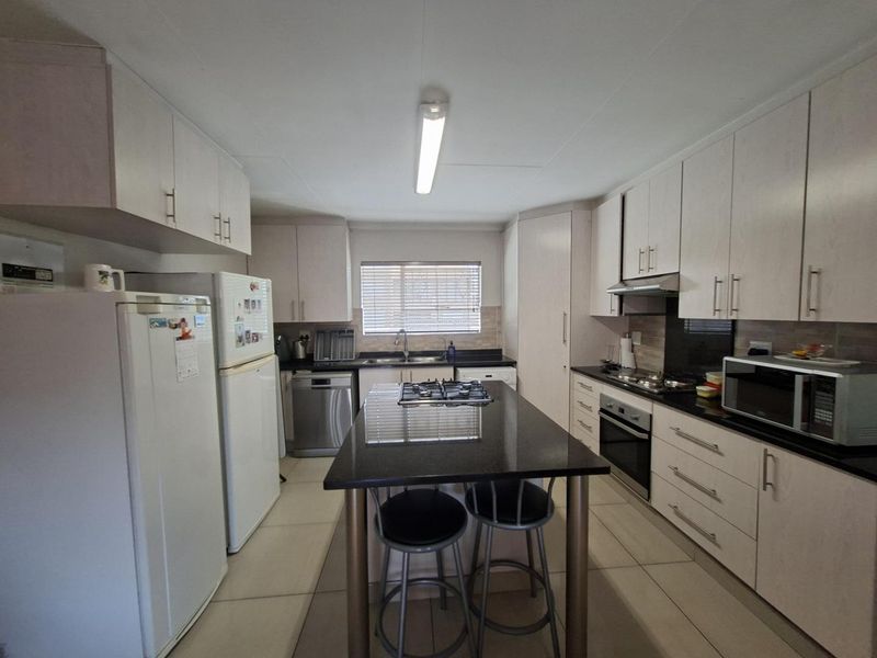 Gorgeous, Spacious 2 Bedroom,1 Bathroom Upstairs Apartment - Photo 8