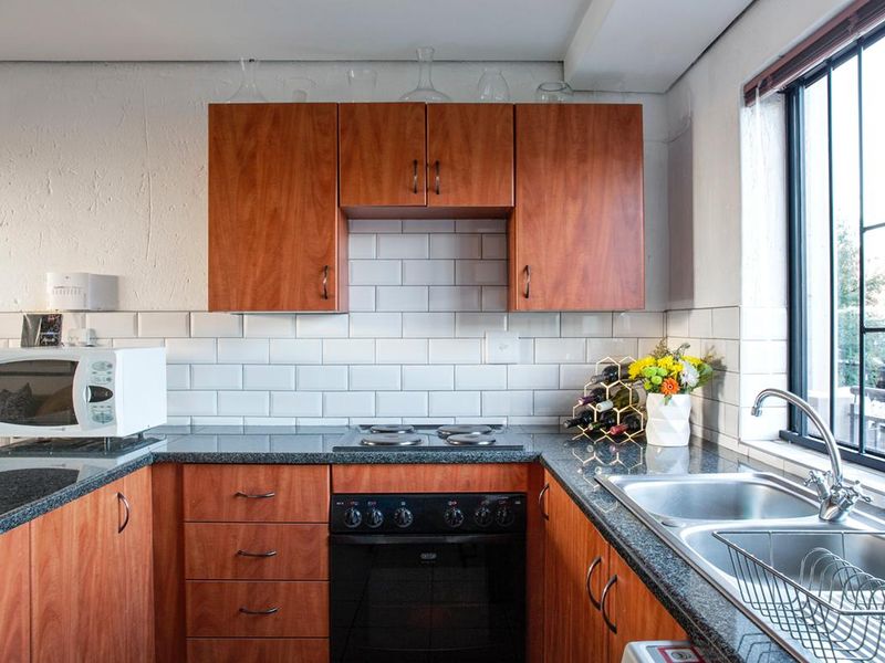 Sunny Loft Apartment with Double Volume Ceilings – Walk to Cresta Mall - Photo 4