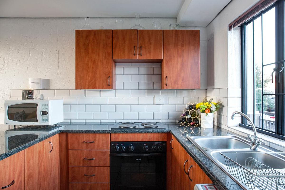 Sunny Loft Apartment with Double Volume Ceilings – Walk to Cresta Mall - Photo 4