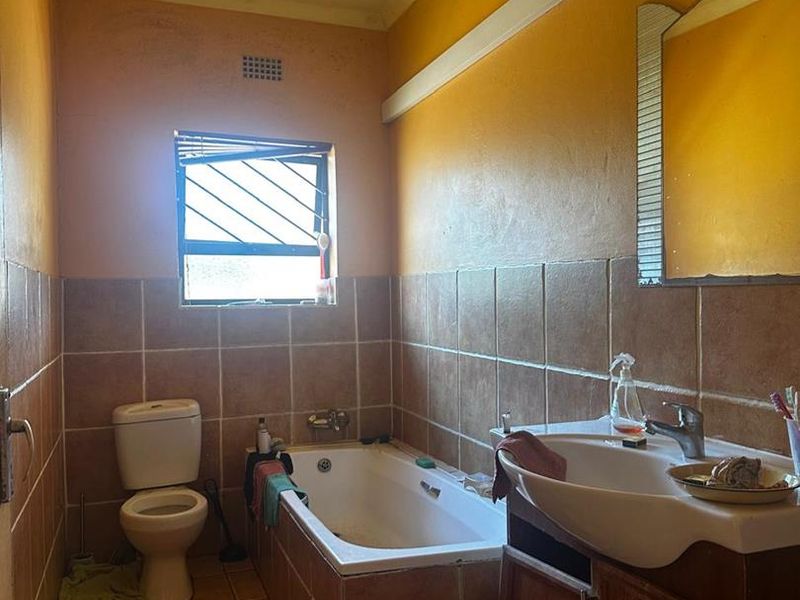 Spacious 3-Bedroom Family Home with Pool and Green Belt Views - Photo 7