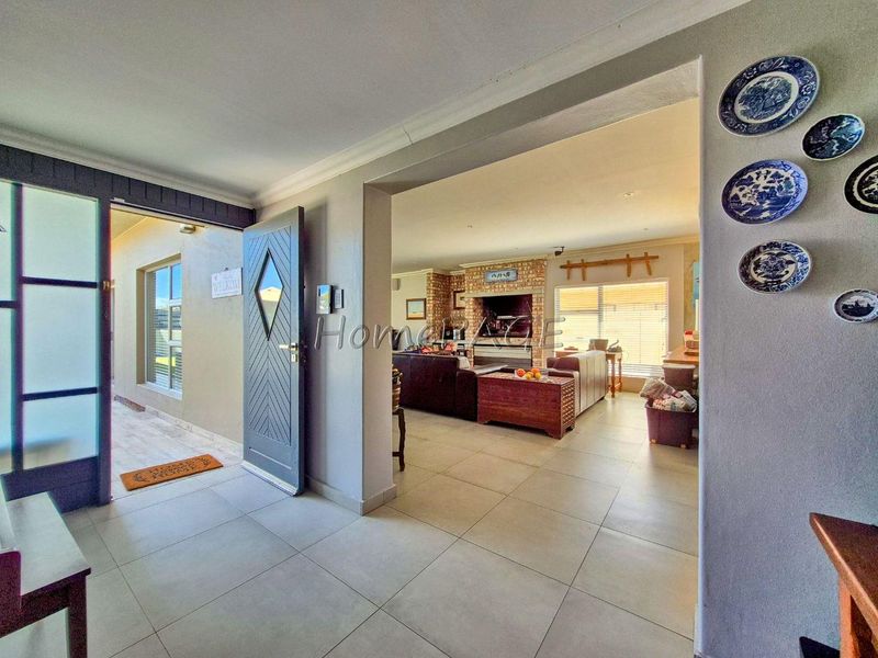 Meersig, Walvis Bay:  5 Bedr home with flat potential and pool is for Sale - Photo 7