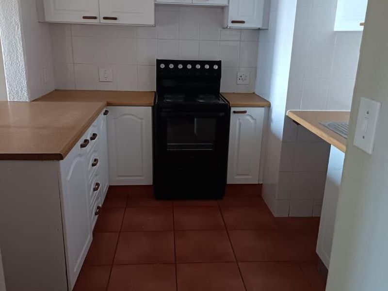 3 Bedroom, 2 Bathroom Flat with Sea Views - Photo 3