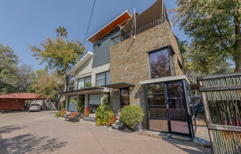 Spacious 5-Bed Residence with Consulting Rooms in Klein Windhoek