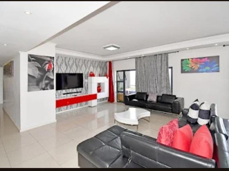 Three Bedroom Penthouse apartment with sensational views - Photo 6