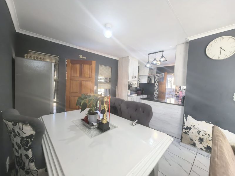 Looking for space, security, and a quiet neighborhood? - Photo 5