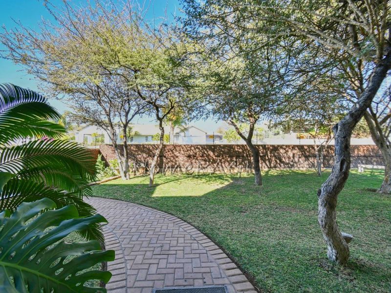 Ext 1, Outjo:  EYE CATCHING, 5 Bedr Double Storey home is for Sale - Photo 3