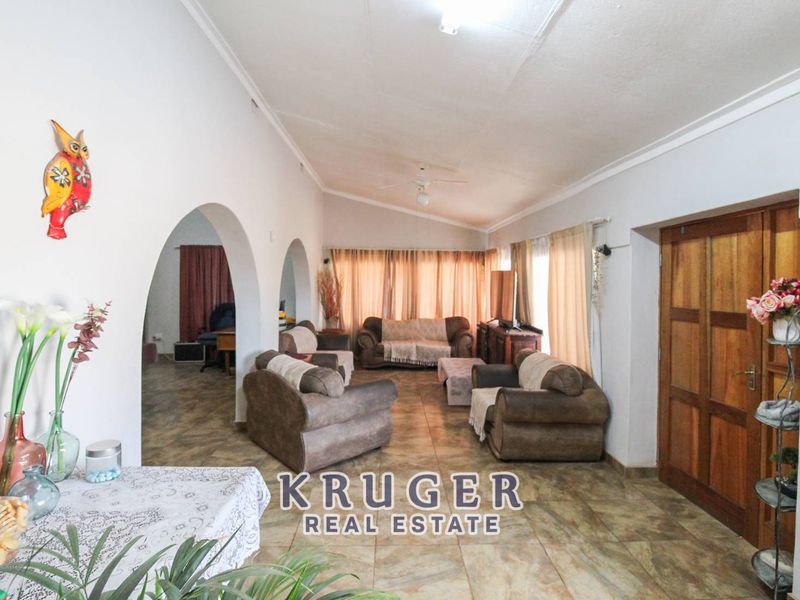 🏡 SPACIOUS FAMILY HOME WITH FLAT & ENTERTAINMENT AREAS FOR SALE IN OUTJO 🏡 - Photo 5