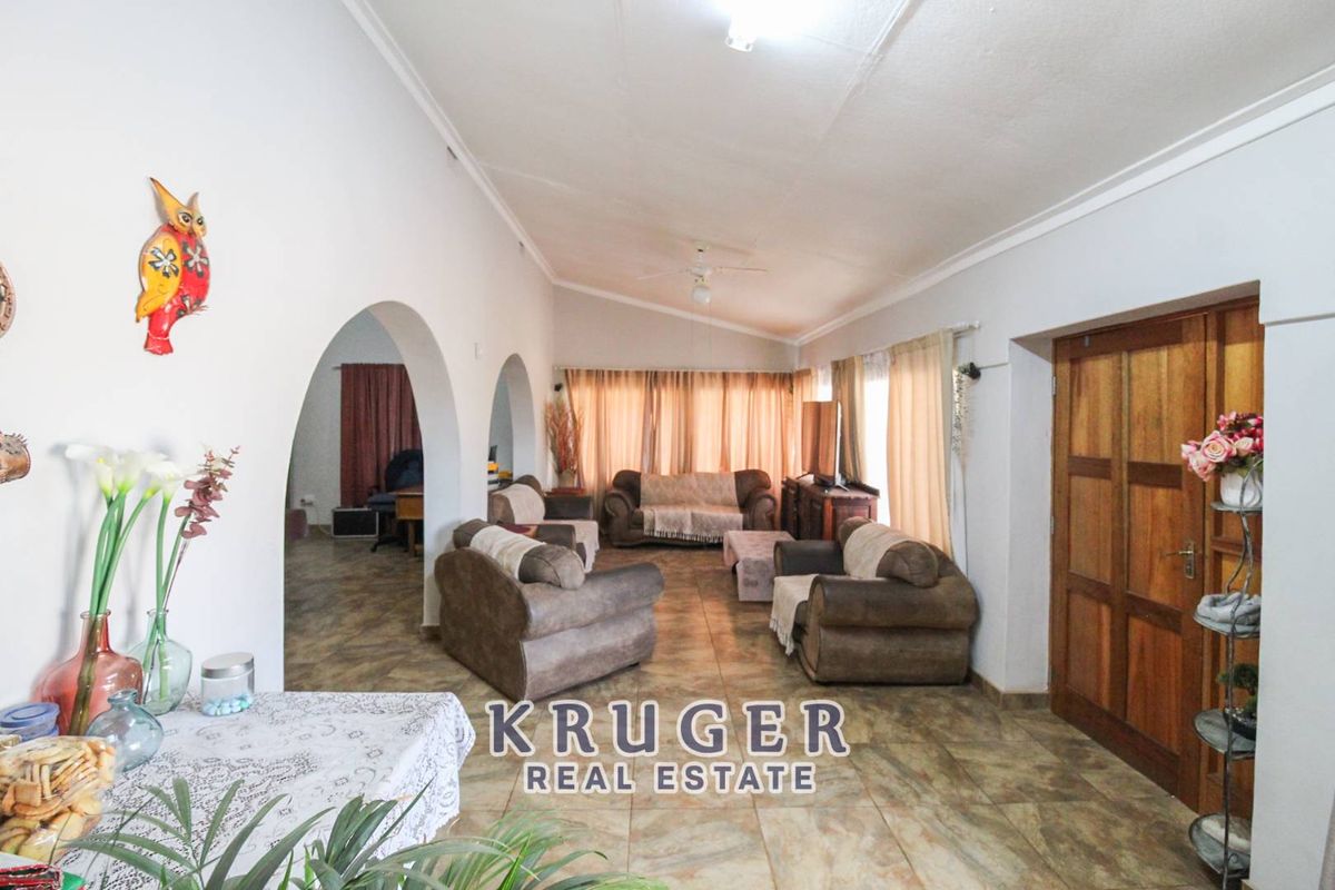 🏡 SPACIOUS FAMILY HOME WITH FLAT & ENTERTAINMENT AREAS FOR SALE IN OUTJO 🏡 - Photo 5
