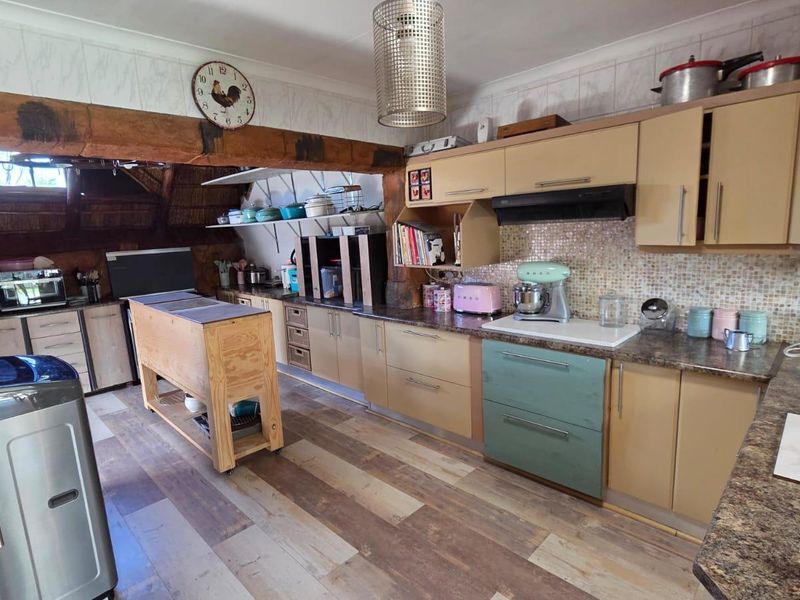 "Live Off-Grid Luxury: Solar Power & Borehole Freedom" - Photo 5