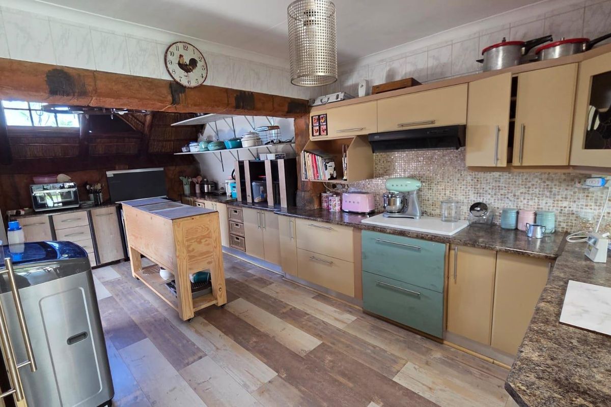 "Live Off-Grid Luxury: Solar Power & Borehole Freedom" - Photo 5