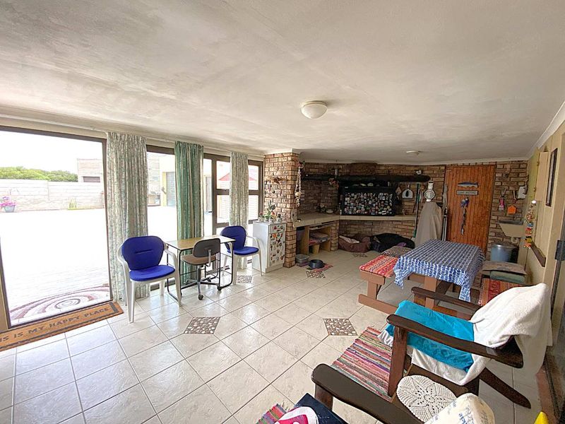 Perfectly Located Family Home - Photo 9