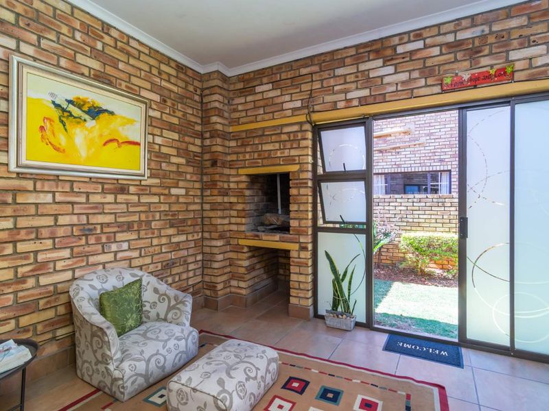 Charming townhouse in Ruimsig Manor III awaits! - Photo 9