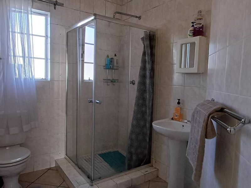 FAMILY FRIENDLY GROUND FLOOR UNIT - Photo 4