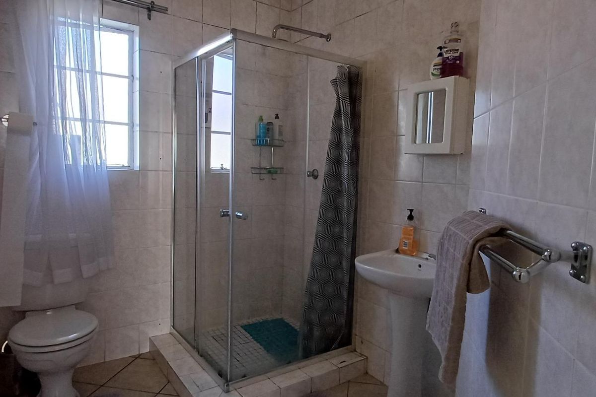FAMILY FRIENDLY GROUND FLOOR UNIT - Photo 4
