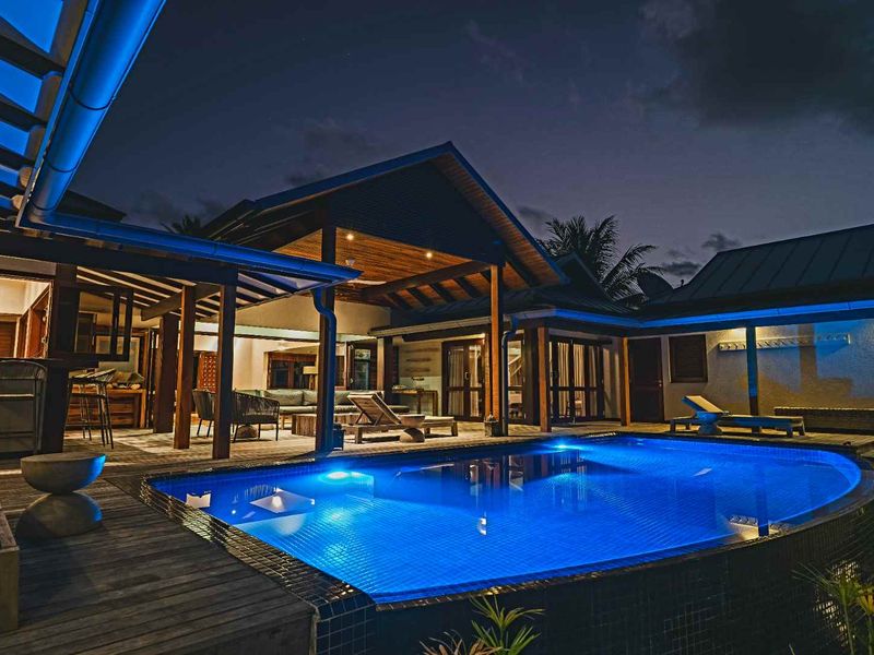EXCEPTIONAL PRIVATE BEACH VILLA ON THE IDYLLIC DESROCHES ISLAND - Photo 9