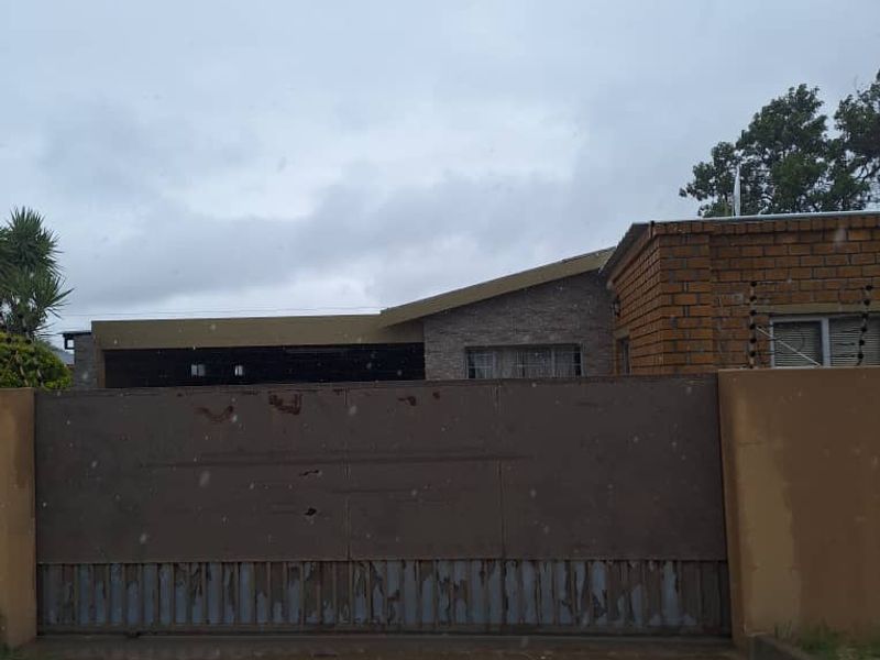 Ongwediva - Safe and Secure Family House with Flat For Sale - Photo 7