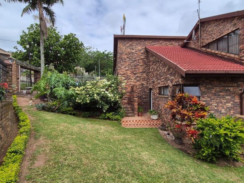 Spacious Moorton Residence: Four Bedrooms, Dual Kitchens, Enhanced Security. - Photo 3