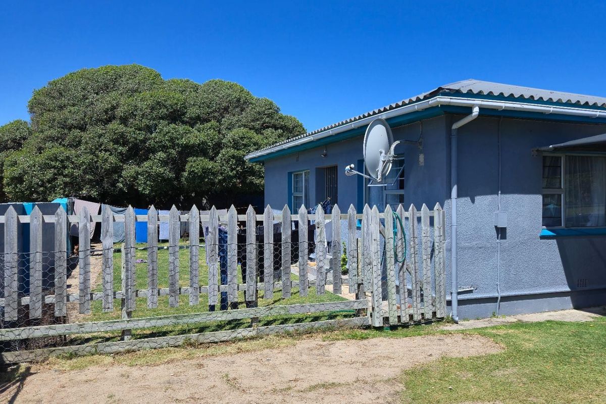 Charming 3-Bedroom House with Expansive Braai Area and Secure Living! Gansbaai CBD - Photo 2