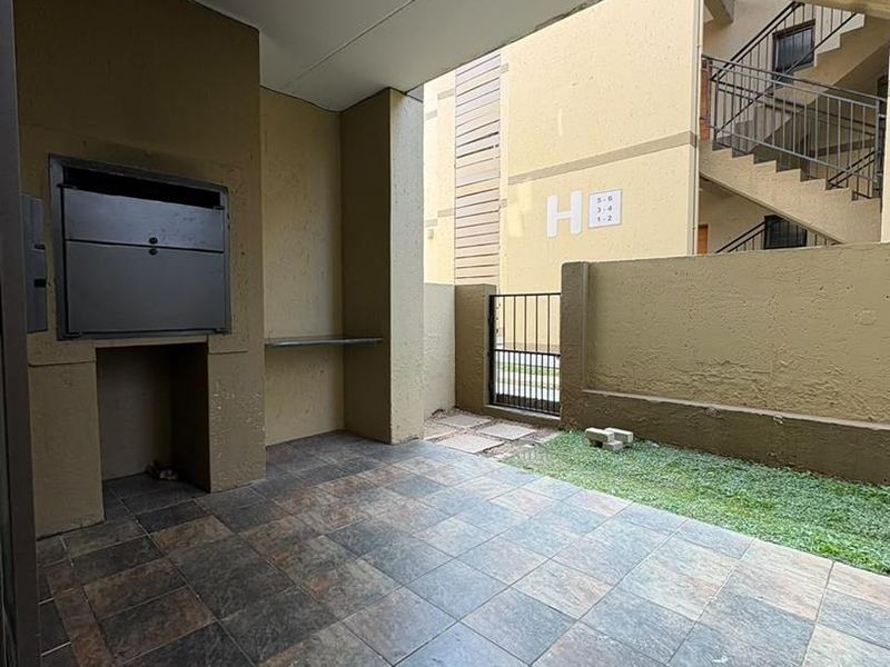STUPENDOUS FULLY RENOVATED 2 BED 1 BATH GROUND FLOOR  APARTMENT IN THE FANTASTIC COMPLEX IN LONEHILL , FOURWAYS - Photo 8