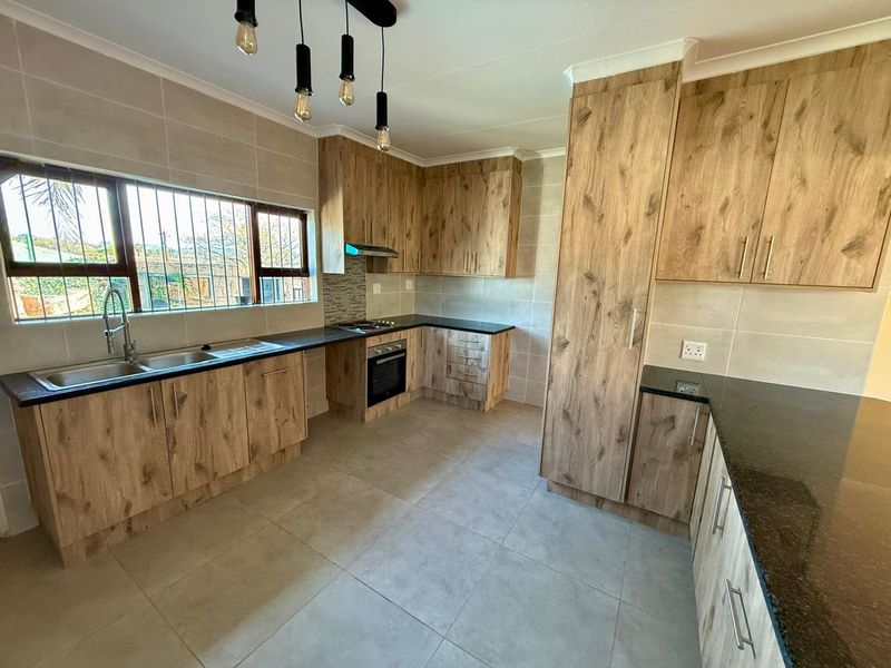 Newly renovated entertainers dream in a partially enclosed area - Photo 5