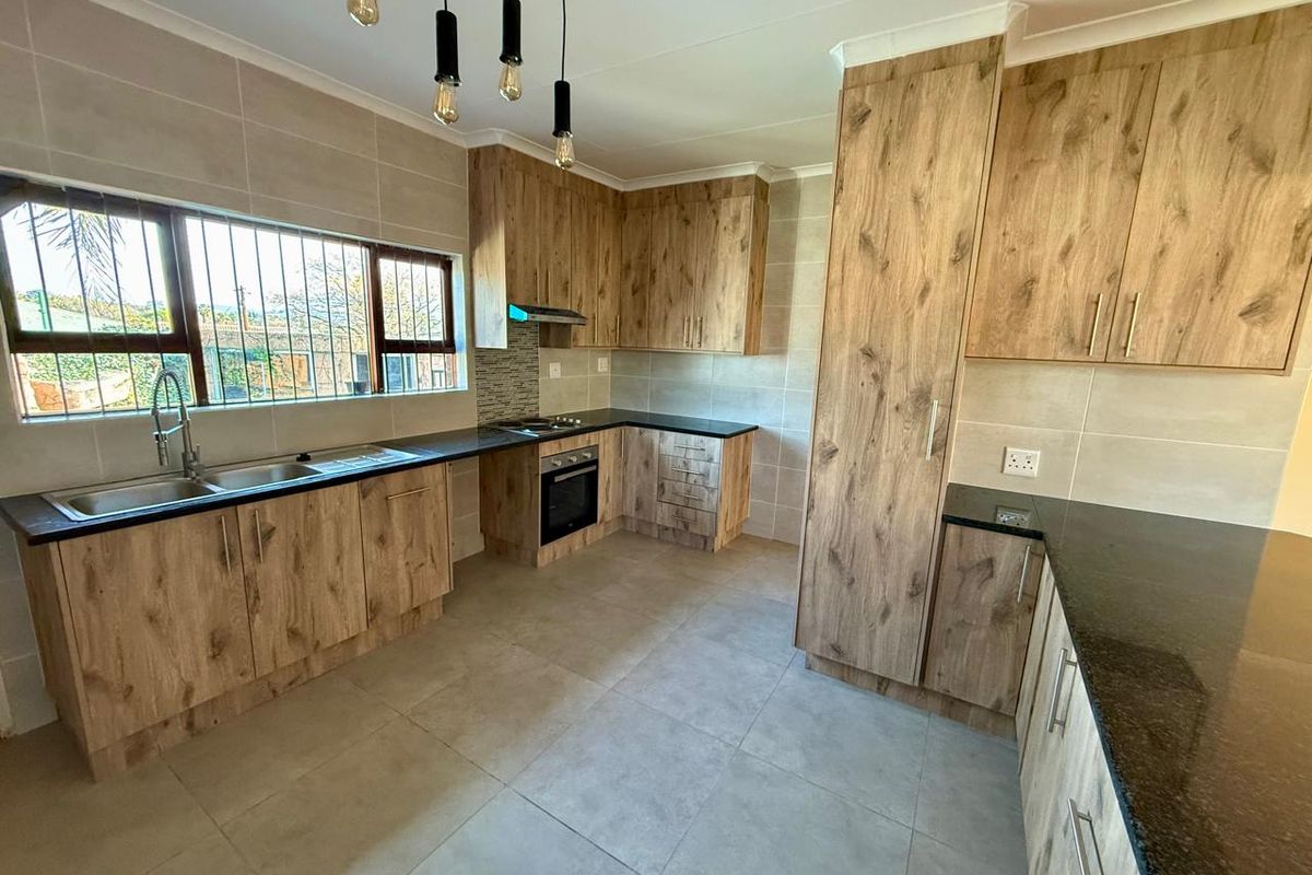 Newly renovated entertainers dream in a partially enclosed area - Photo 5