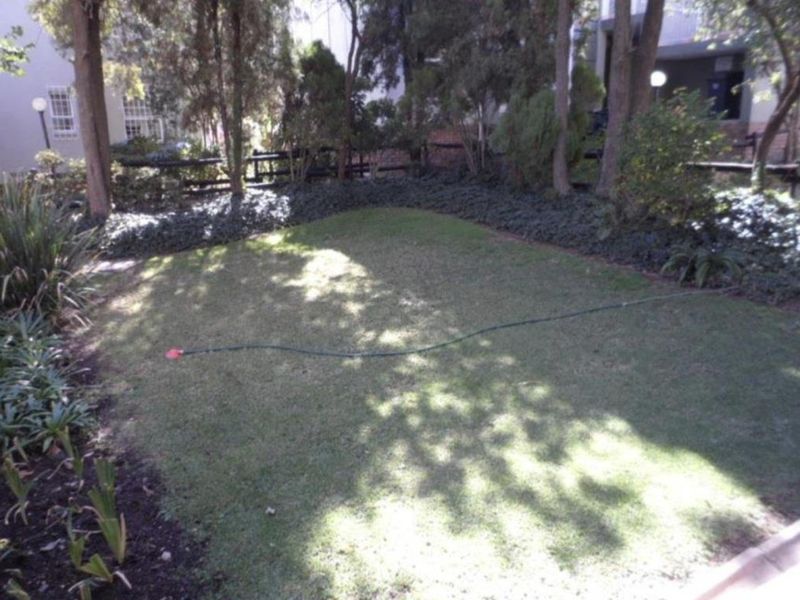 A CHARMING TWO BEDROOM FURNISHED GARDEN APARTMENT - Photo 7