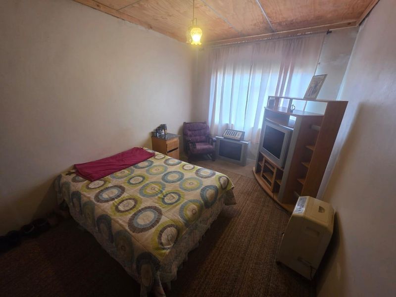 Extremely spacious, double storey family home - Photo 3