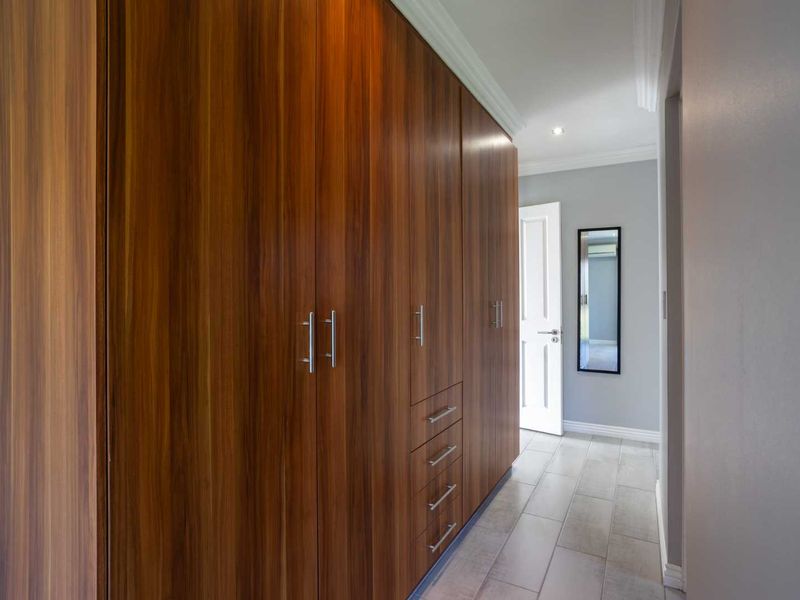 Elegant Three-Bedroom Family Home in a Peaceful Setting for Rent on Val de Vie Estate - Photo 10