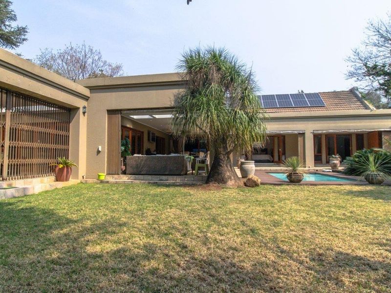 Elegant 5-Bedroom Luxury Home with Flatlet, Heated Pool & Solar Power – Glenvista - Photo 4