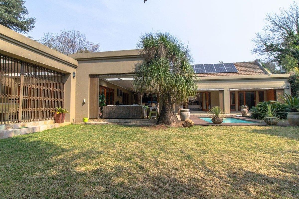 Elegant 5-Bedroom Luxury Home with Flatlet, Heated Pool & Solar Power – Glenvista - Photo 4