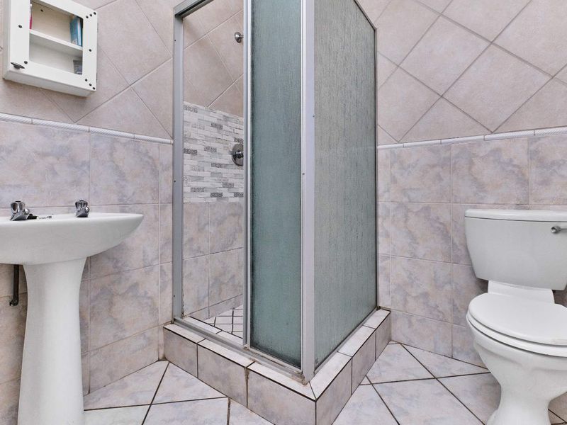 Secure, Pet-Friendly Townhouse with Wrap-Around Garden. - Photo 6