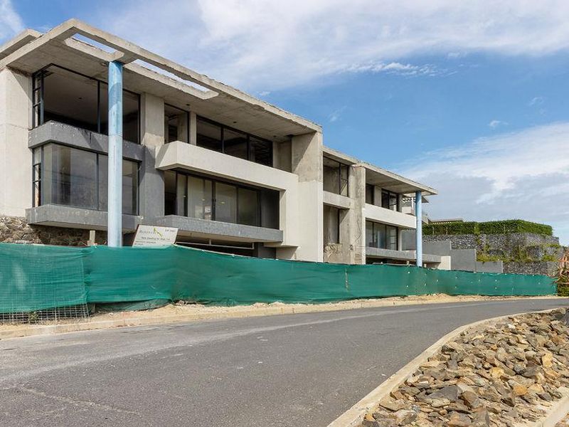 Elevated Dual-Residence Luxury with Breathtaking Panoramic Views – Baronetcy Estate - Photo 2