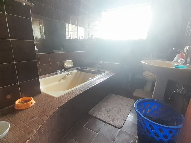 Relaxing Family Home - Photo 9