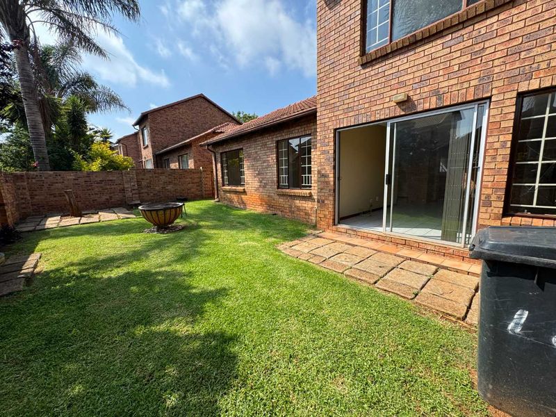 Stunning 3 bedroom townhouse to rent in Weltevredenpark - Photo 4