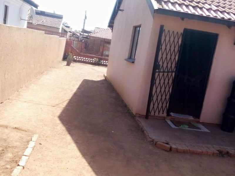 Quiet Street Living: Perfect for New Beginnings! - Photo 9