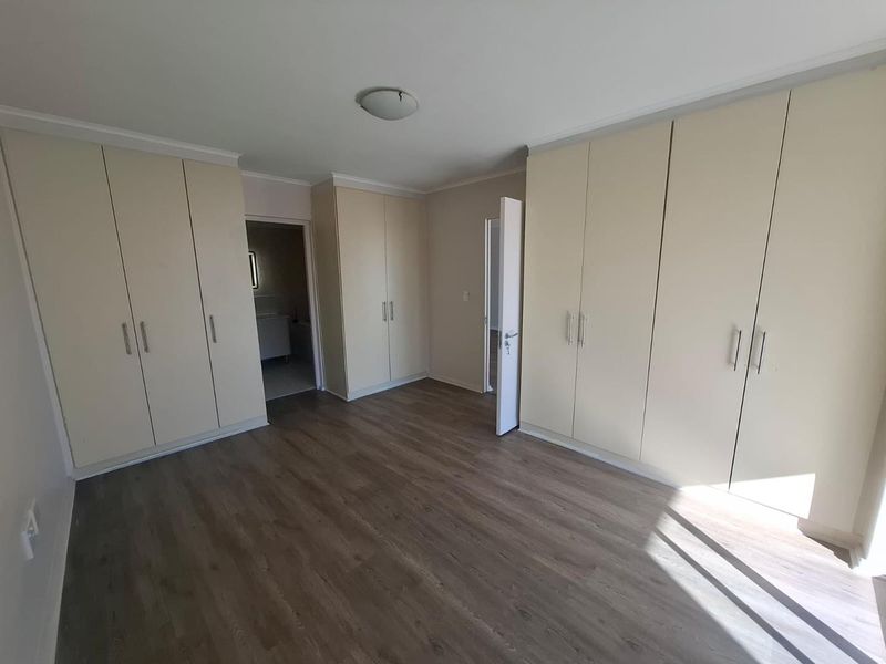 LONG TERM RENTAL - Large unfurnished  2 bedroom apartment in Piazza St John's - Photo 6