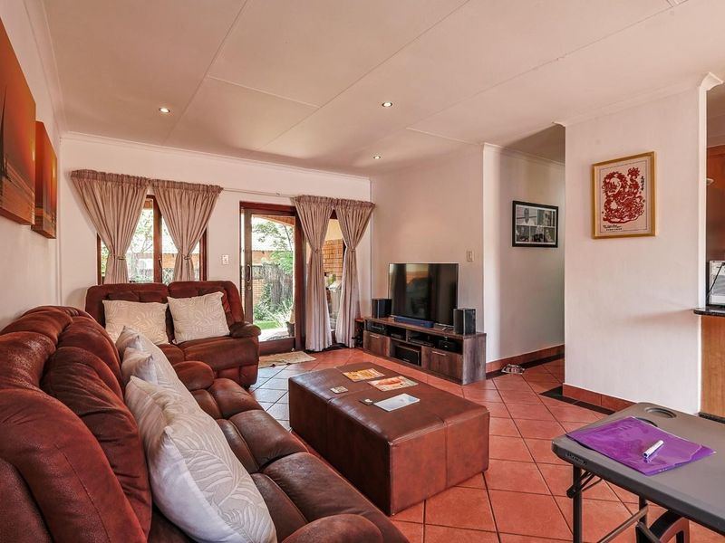 Perfect Mooikloof Ridge Home – Spacious Bedrooms, Big Garden, Great Amenities - Photo 7