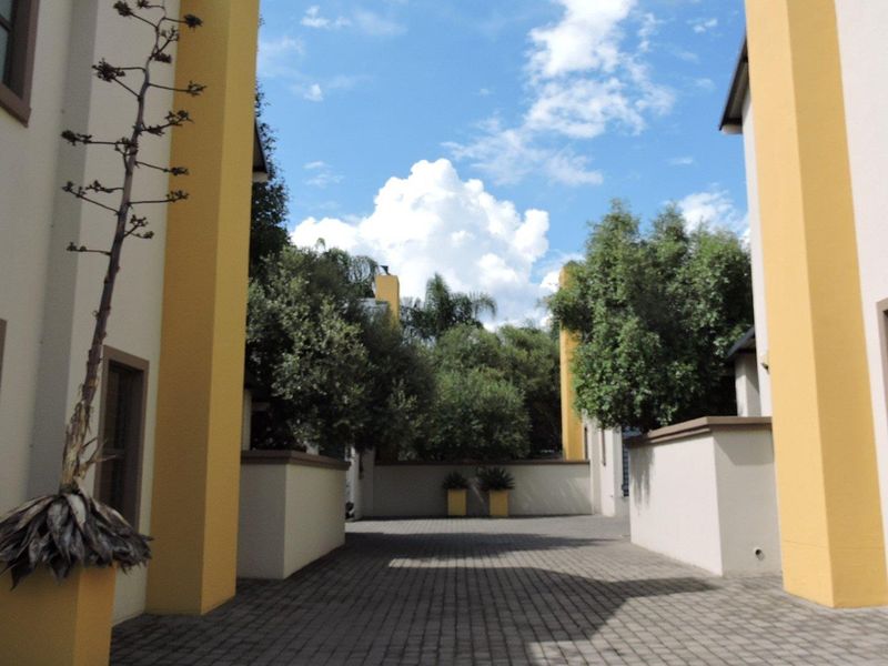 Charming 3-Bedroom Home within secure villas estate - Photo 2
