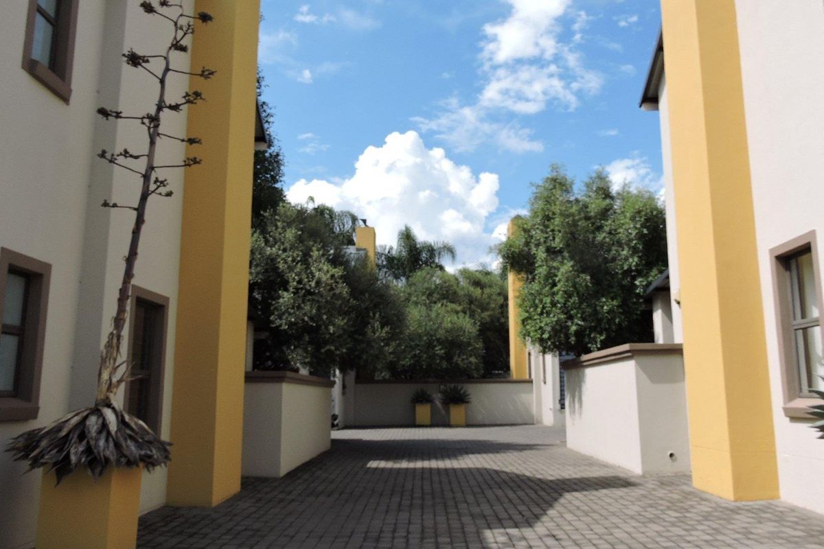 Charming 3-Bedroom Home within secure villas estate - Photo 2